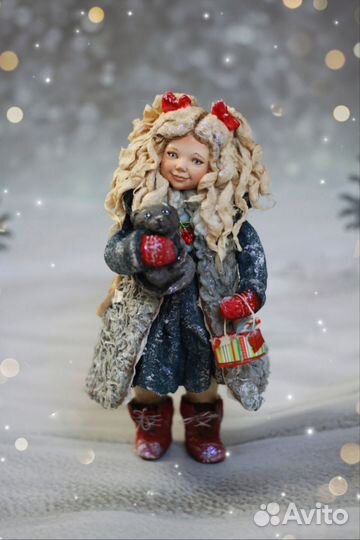 Ватная Ёлочная игрушка малышка с угощениями