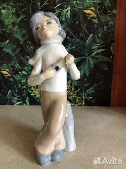 Фарфор. Статуэтка Мальчик с укулелей