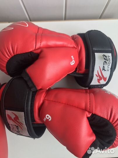 Шлем и перчатки для рукопашного боя