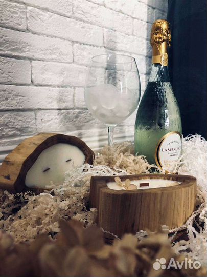 Свеча в деревянном подсвечнике