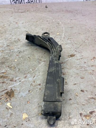 Кронштейн передний левый Lr Range Rover Vogue L322