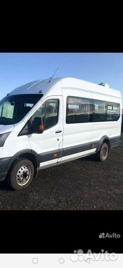 Водитель со своим микроавтобусом