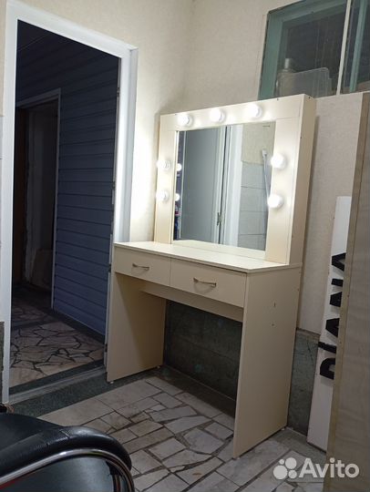 Гримерный стол визажиста и стул парикмахера