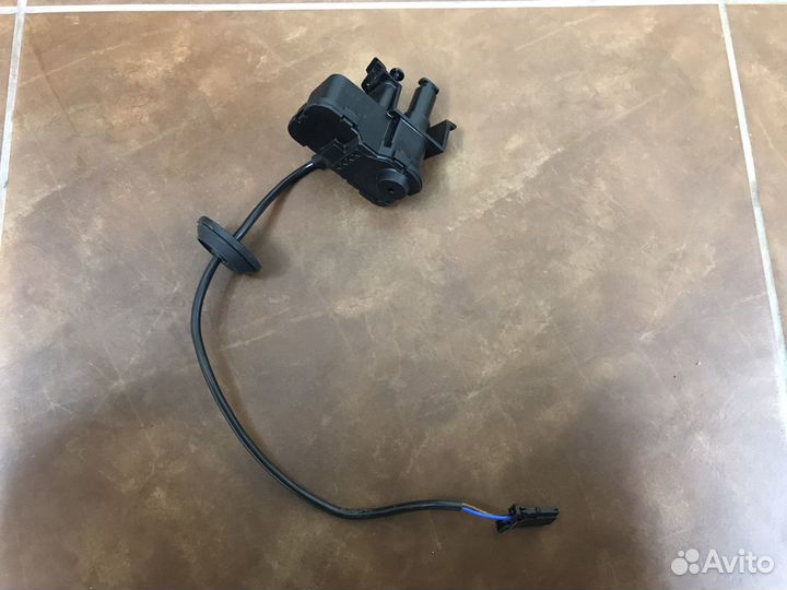 Активатор замка крышки бензобака VW Polo