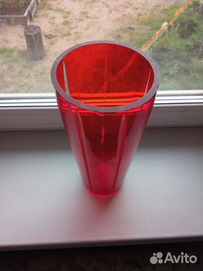 Толстая ваза из красного стекла завод Красный Май