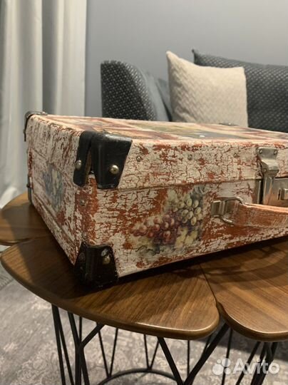 Интерьерный чемодан