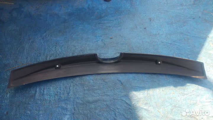 Спойлер на крышку багажника Toyota Avensis