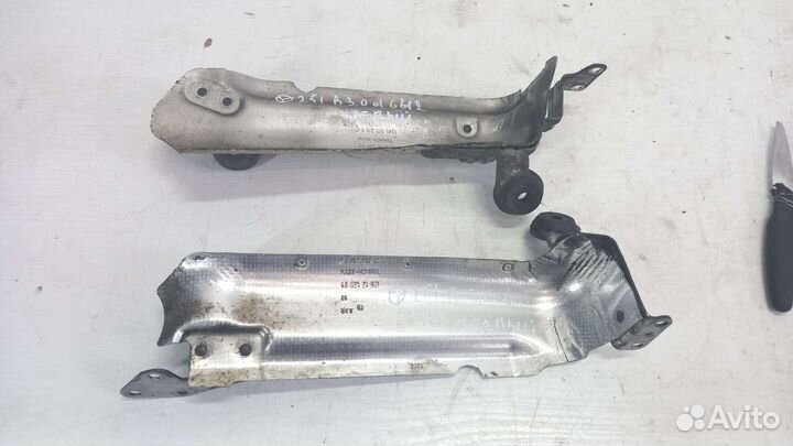 Кронштейн воздушного фильтра Mercedes W251 R350