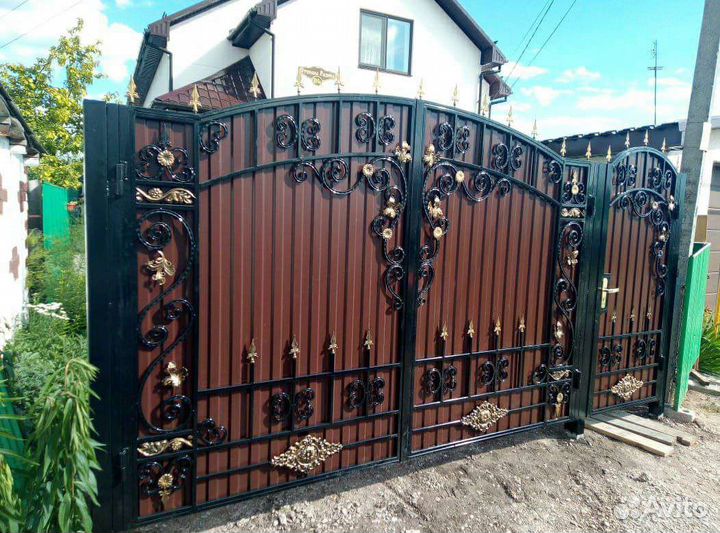 Воротами коваными элементами