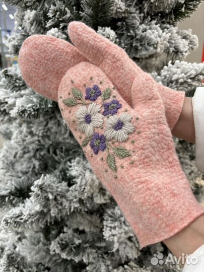 Варежки валяные с вышивкой разные