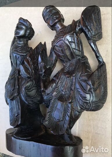 Танцоры с щитами. Черное дерево