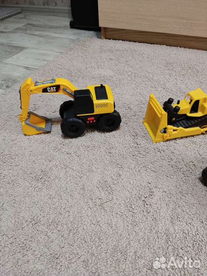 Экскаватор CAT