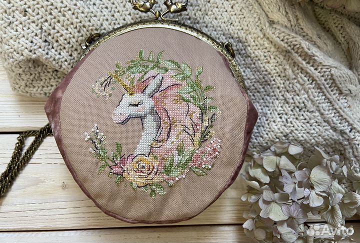 Сумочка ручной работы с фермуаром и вышивкой