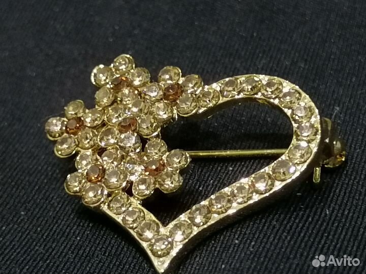 Брошь со стразами