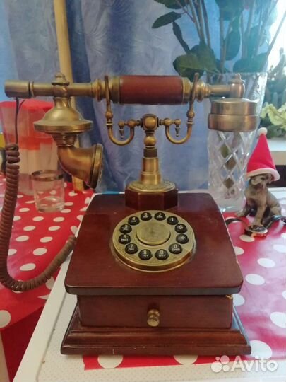 Старинный телефон