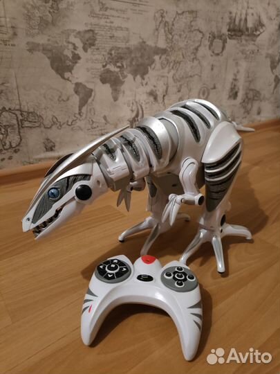 Робот динозавр