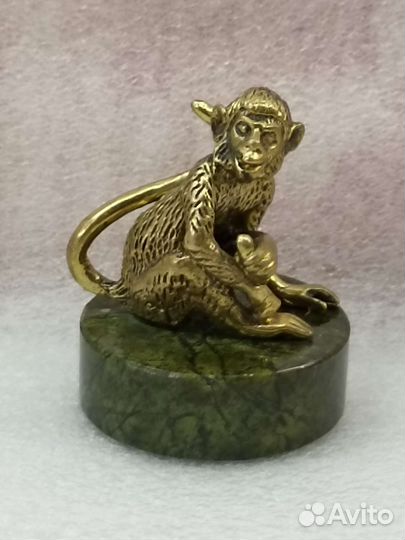 Обезьянка с бананом бронза на каменной подставке