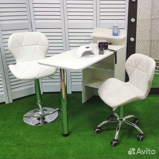 Маникюрный стол