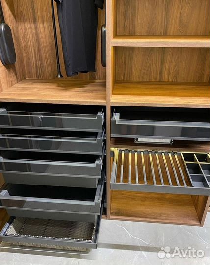 Гардеробная комната со сборкой