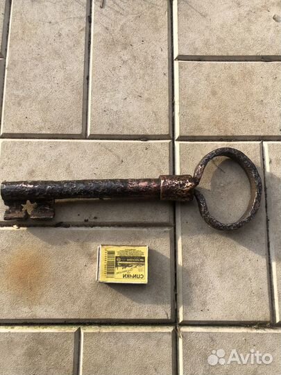 Старинный амбарный ключ