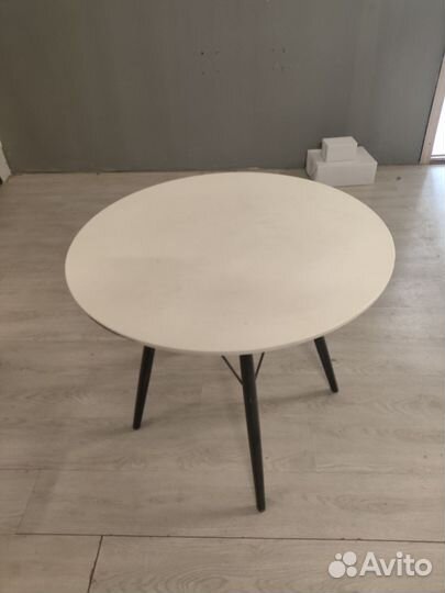 Продаётся кухонный и Не только стол б/у.Доставка