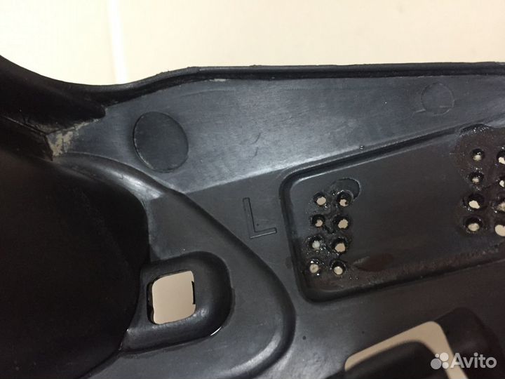 Кронштейн форсунки фароомывателя лев VW Tiguan 2