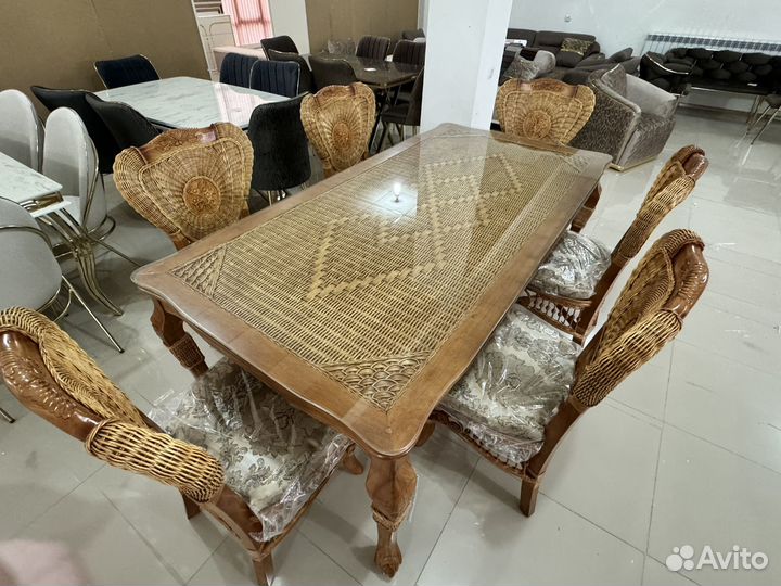 Стол и стулья из ротанга