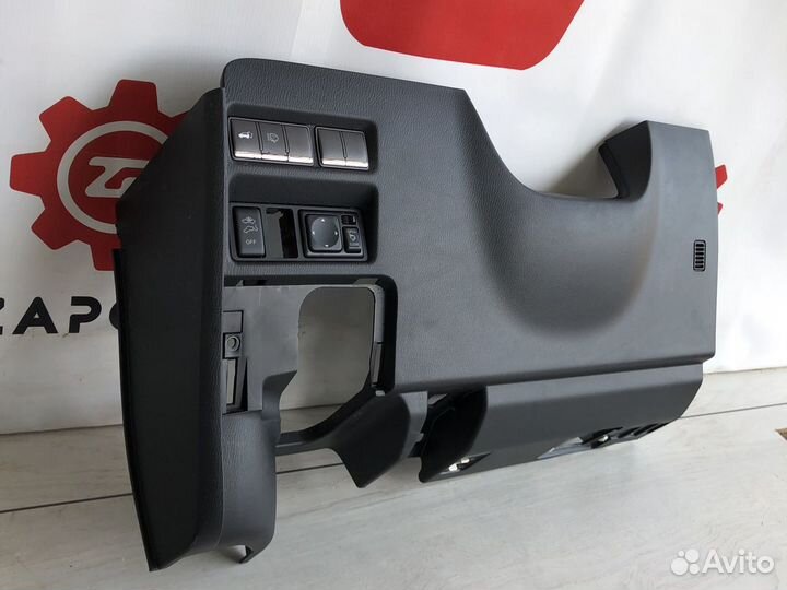 Nissan Patrol Y62 Накладка под рулевой колонкой