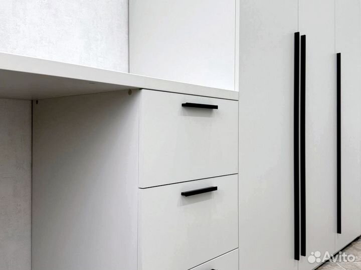 Письменный стол у окна на заказ