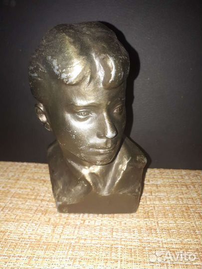 Бюст Сергея Есенина и бюст В.И.Ленина