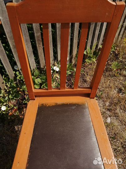 Стул, явно из 50х.Покрыт половой краской