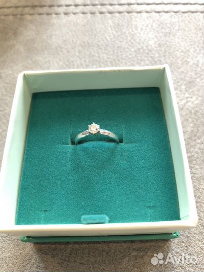 Кольцо с бриллиантом