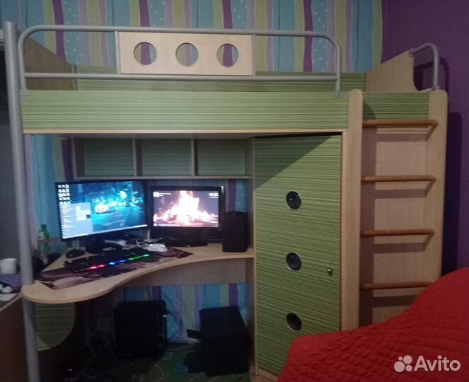 Кровать чердак со столом и шкафом