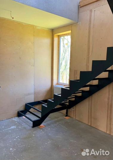 Облицовка лестничного металлокаркаса деревом