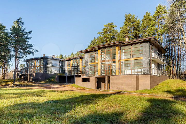 Дом 3060 м² на участке 1,32 га