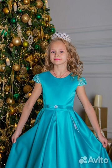 Синее платье с жемчугом и стразами. Новое