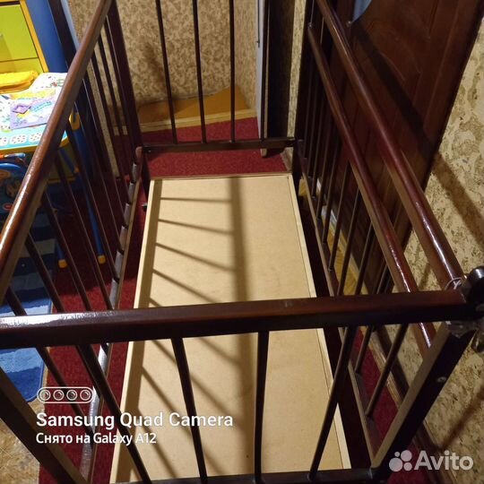 Детская кроватка с маятником