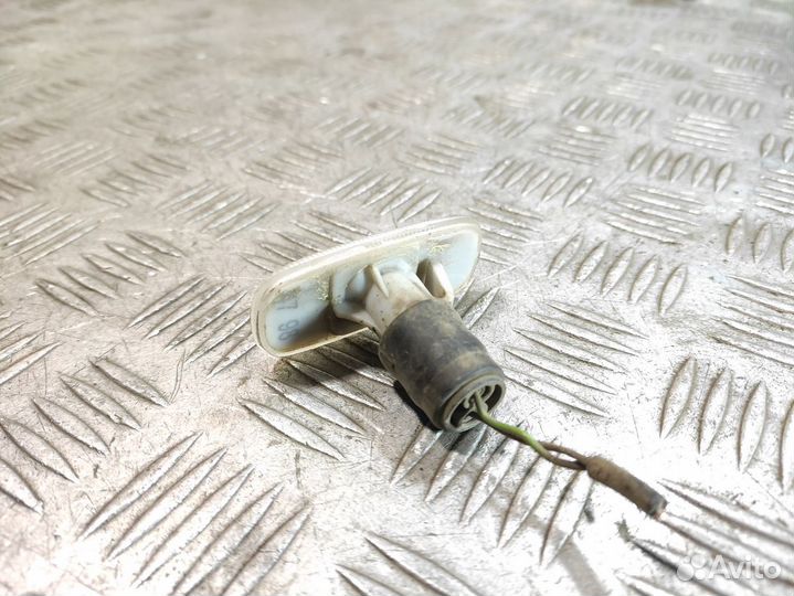 Повторитель в крыло правый Volkswagen Transporter