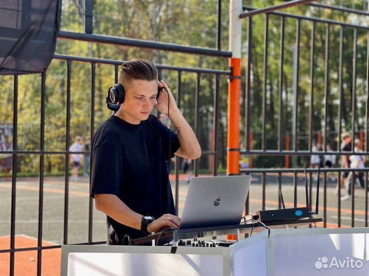 Диджей с оборудованием