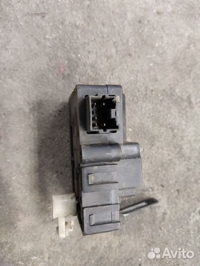 Моторчик заслонки отопителя Mitsubishi Carisma