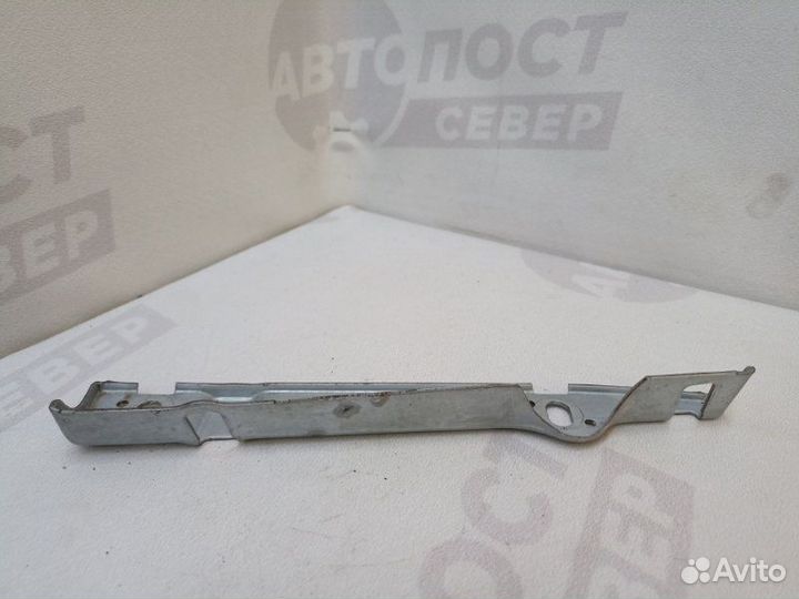 Кронштейн передний правый Volkswagen Tiguan 5N1