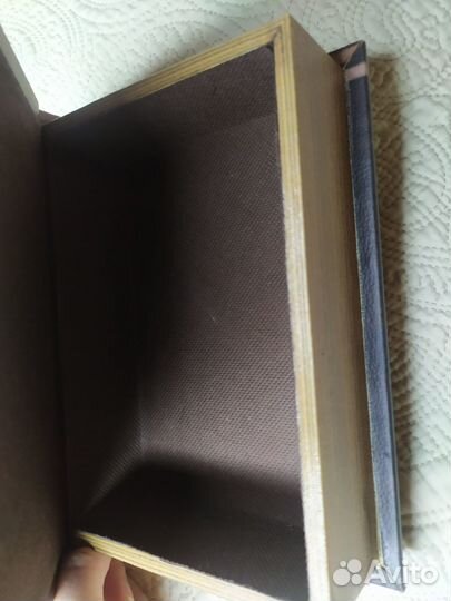 Шкатулка в виде книги