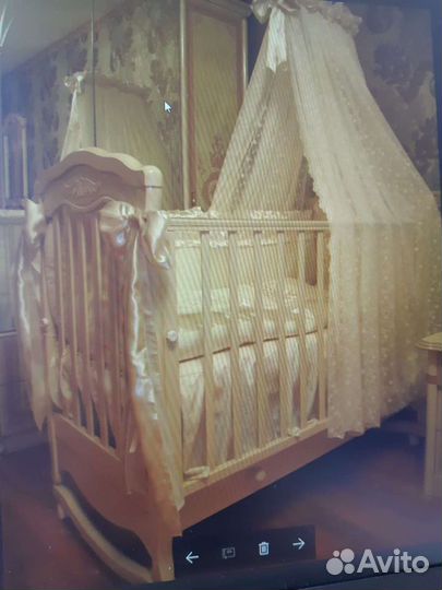 Детская кроватка с универсальным маятником