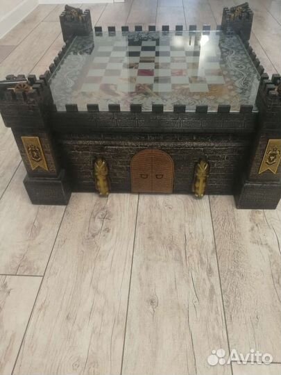 Шахматный стол с фигурками