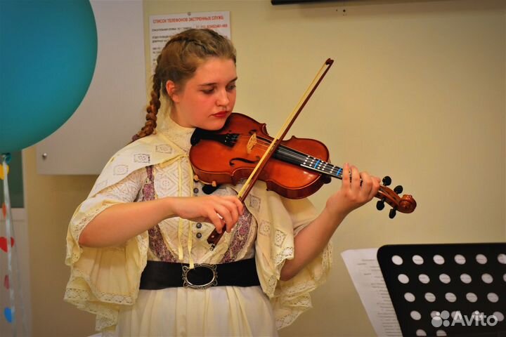 Скрипачка на праздник