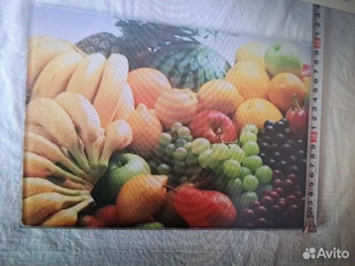 Сковорода и разделочная стеклянная доска