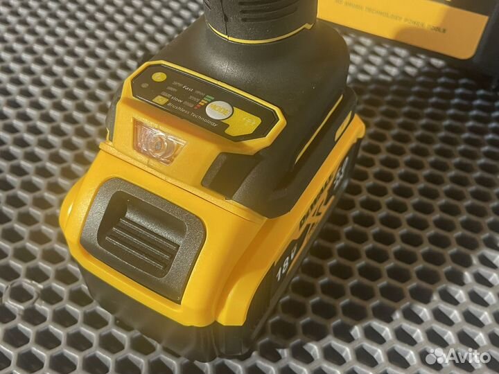 Шуруповерт бесщеточный DeWalt 18