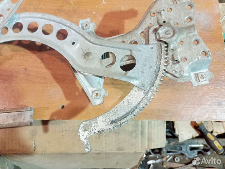 Стеклопод механ. передний правый VW Passat (B3)