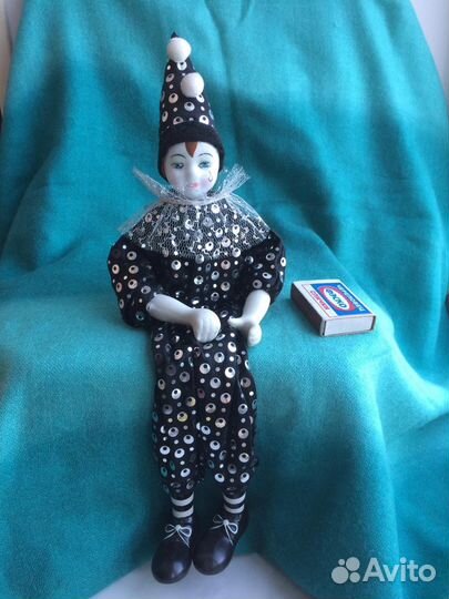 Кукла фарфоровая арлекин 37 см