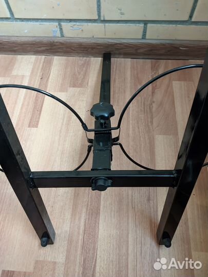 Стойка с мисками для кормления животных